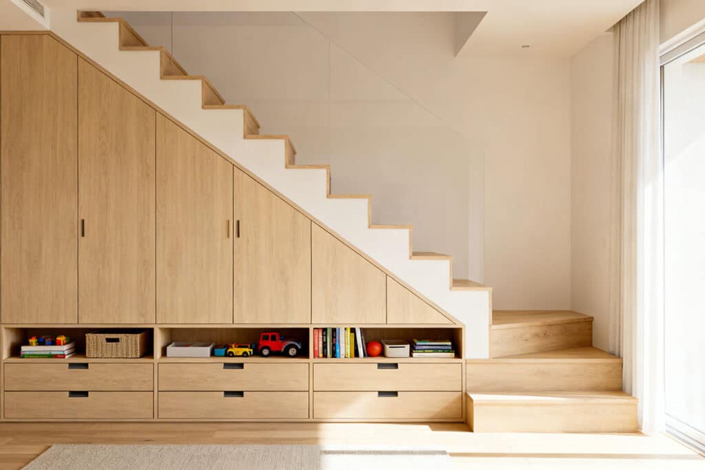 stauraum-unter-der-treppe-einbauschrank
